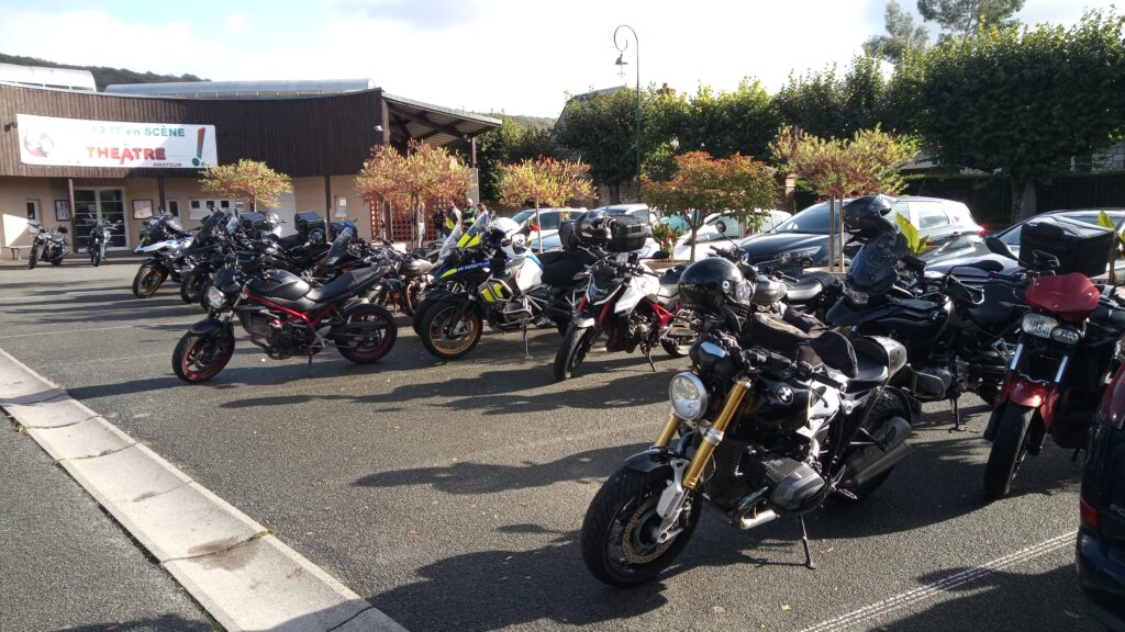 Motos garées sur un parking lors d'une pause