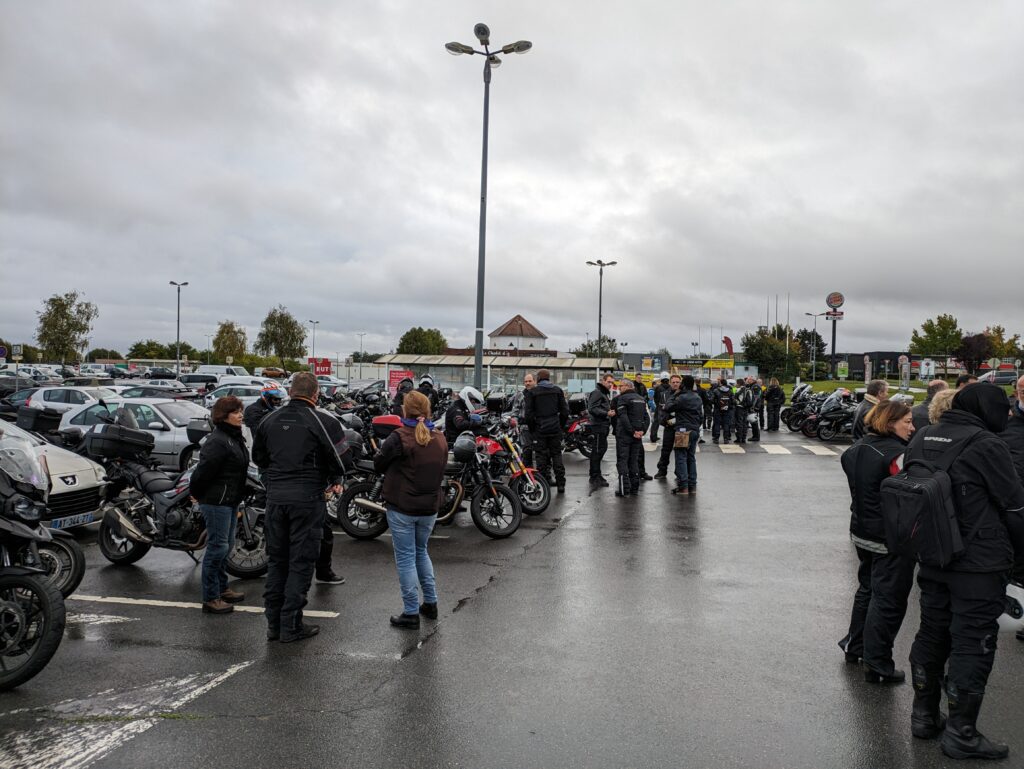 Adhérents et motos sur le parking au point de départ de la balade