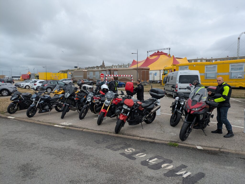 Motos garées devant un cirque