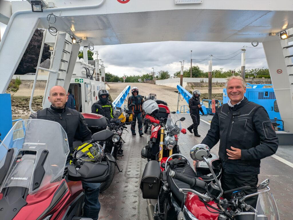 Motos et motards sur le bac à Jumièges