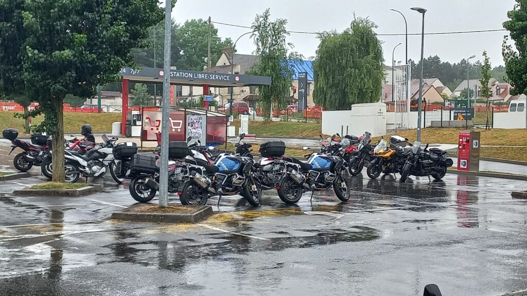 Motos sous la pluie sur un parking