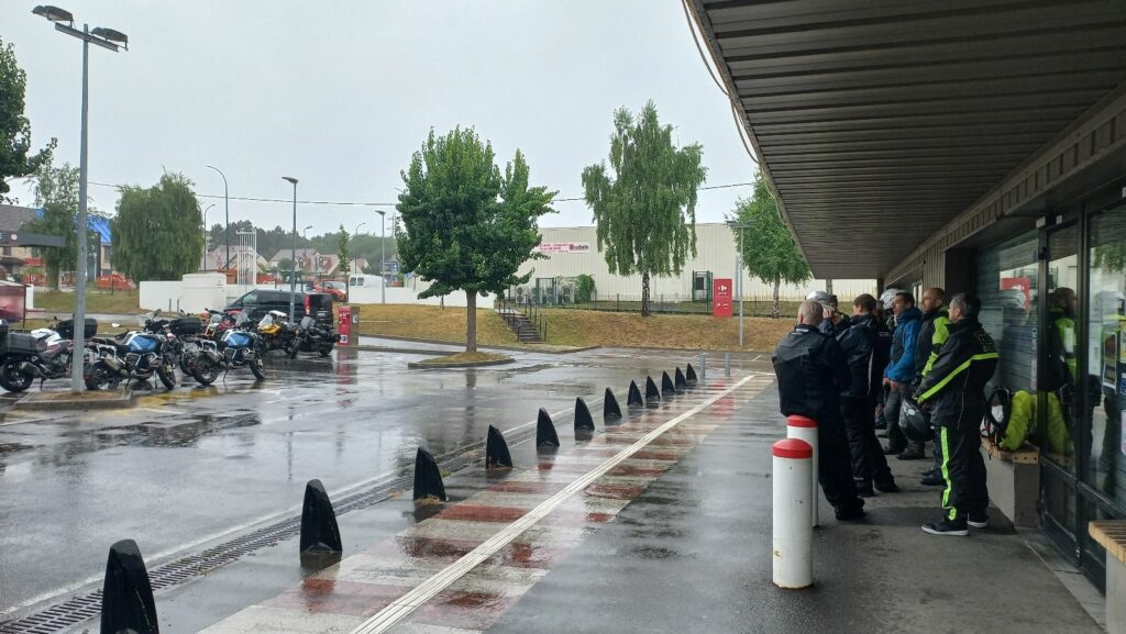 Motards à l'abri sous un auvent du parking