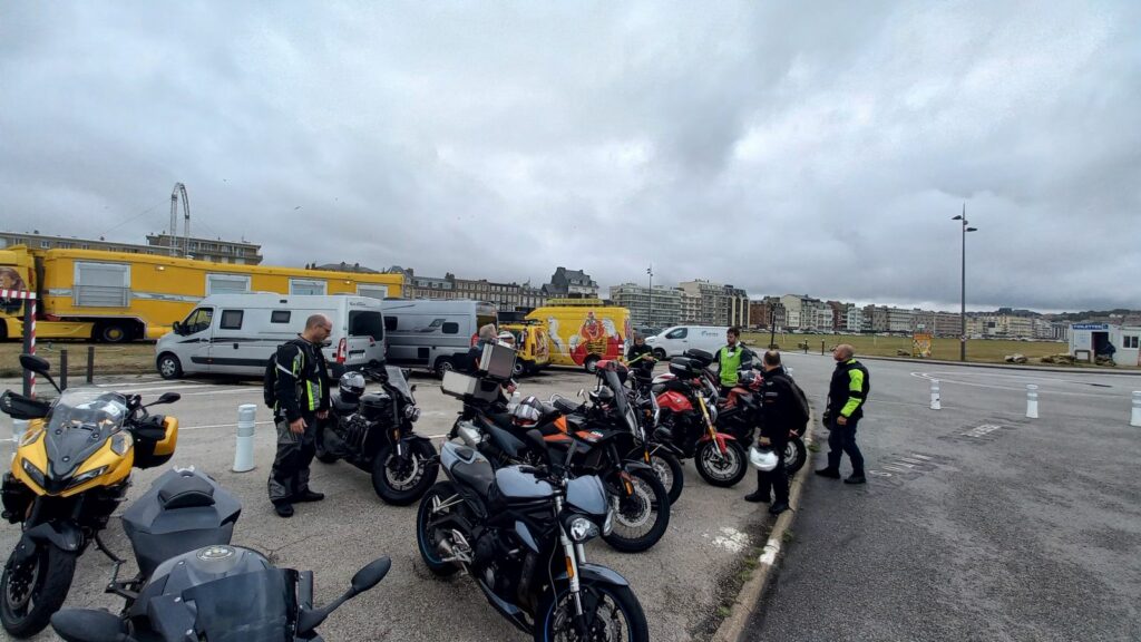 Motos garées devant un cirque